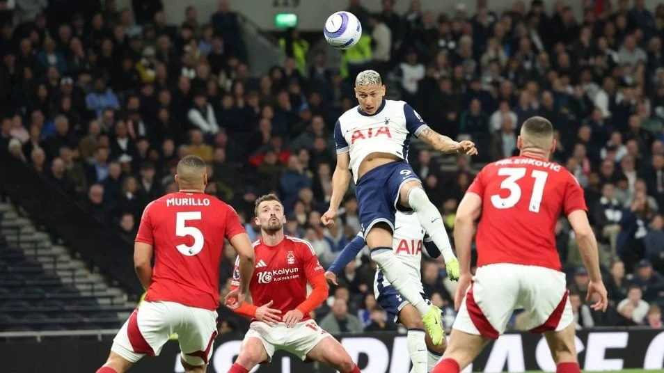 东体：特维斯在申花时训练都由自己决定，波耶特控制不了球队